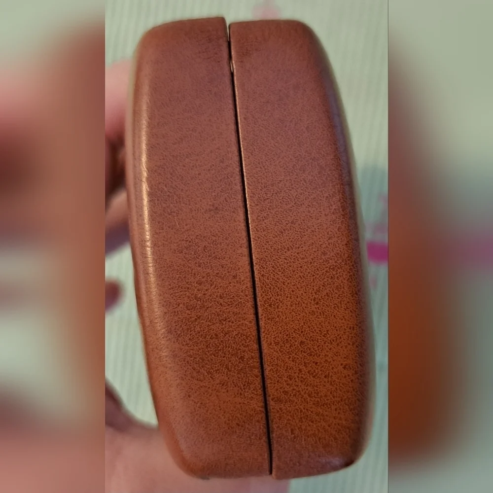 NWOT Illesteva Tan Leather Eye Glasses Sunglass Hard Clam Shell Travel Case